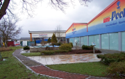 Gebäude mit Regenbogendach