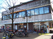 Gebäude mit Glasfenstern