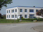 weißes Gebäude mit blauen Fensterrahmen