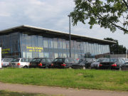 Autohändler mit Glasfassade