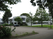 Parkplatz und weißes Gebäude 