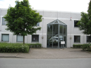 Gebäude mit Glaseingang