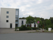 Gebäude mit Zufahrtsstraße