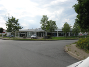 Autohändlergebäude mit Glasfront